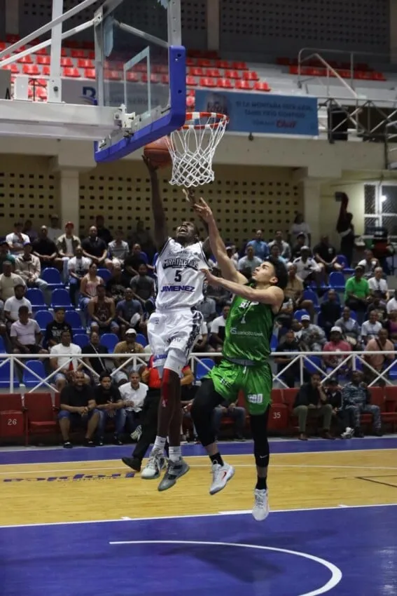 Andersson García celebra su triple doble.
