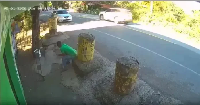 Accidente de camión y automóvil en la vía.