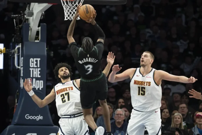 Timberwolves celebran victoria en playoffs NBA.