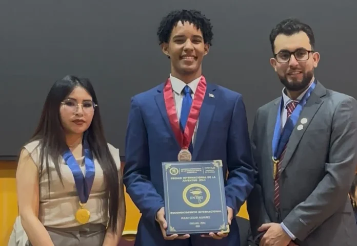 Julio Álvarez recibe Premio Internacional de Juventud