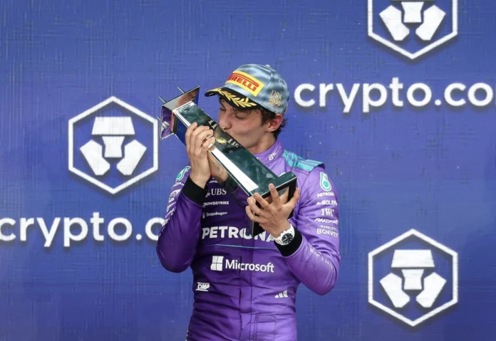Kimi Antonelli celebra su victoria en Miami.