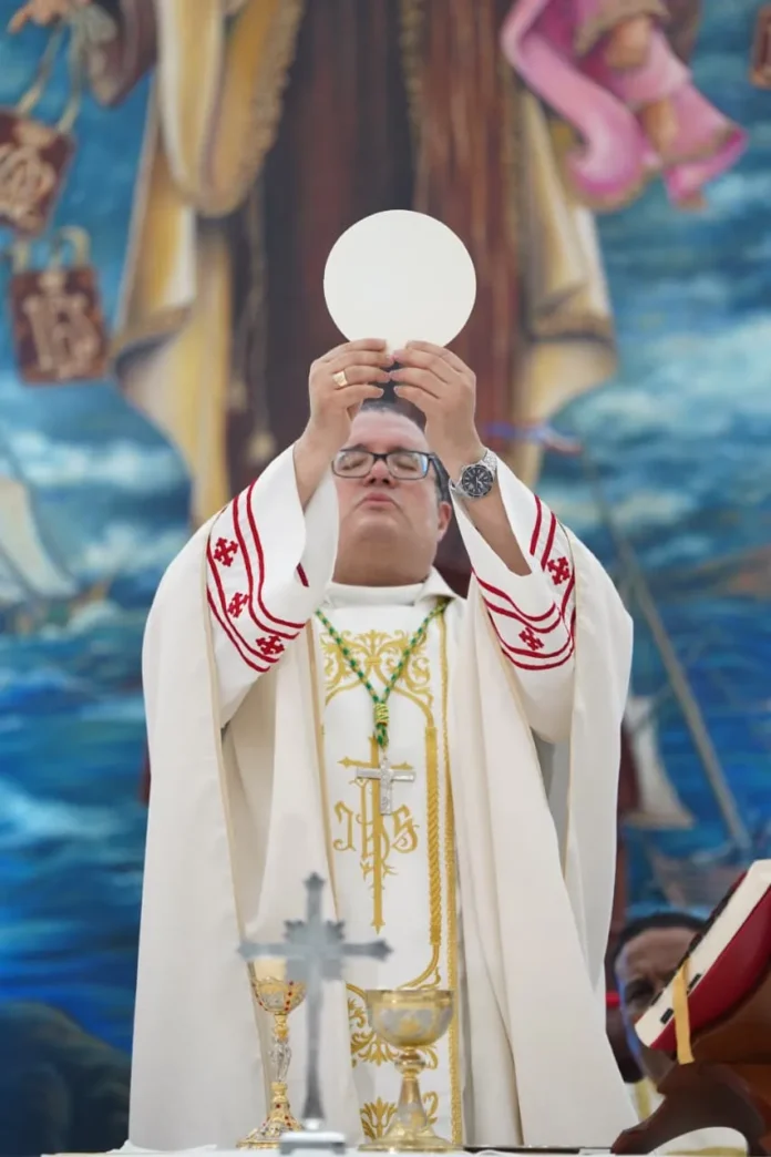 Obispo Manuel de Jesús Rodríguez en eucaristía.