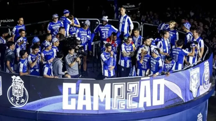 Futbolista dominicano Rosario celebra título con Oporto.