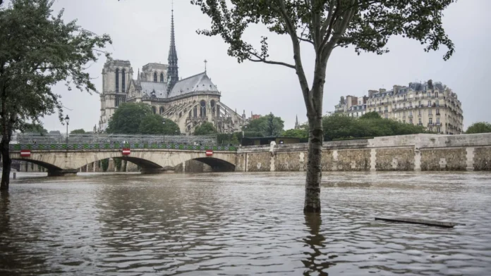 Rescate de autobús en el Sena, París.
