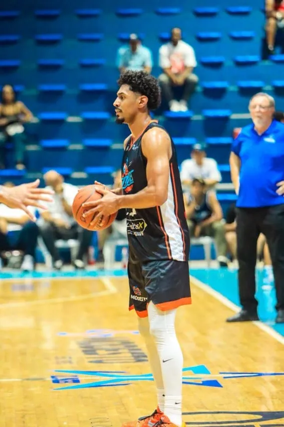 Romeao Ferguson celebra su triple decisivo.
