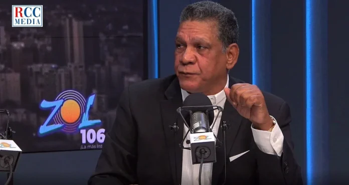 Maldonado defiende democracia ante recortes gubernamentales.