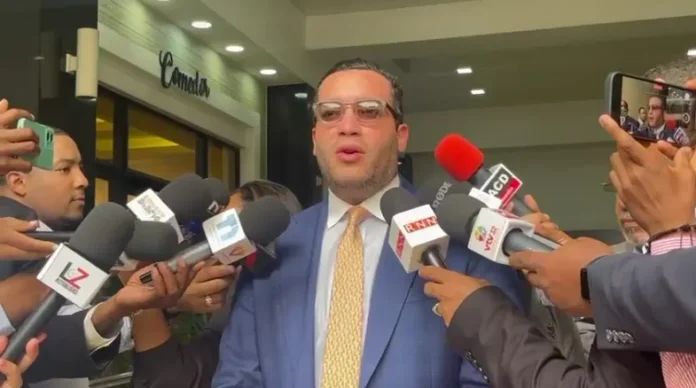 Charlie Mariotti critica recortes gubernamentales imprecisos.