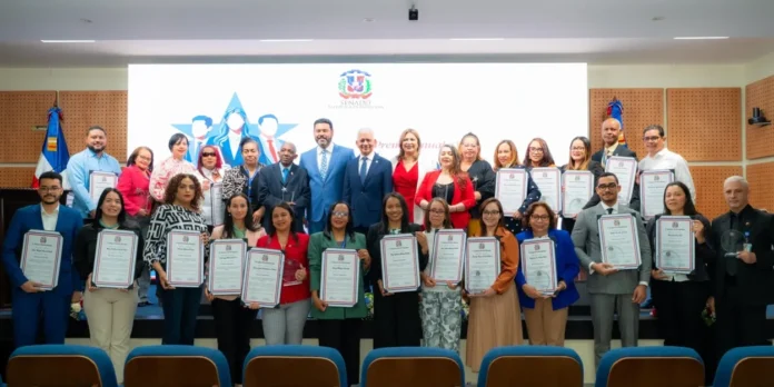 Senado reconoce a empleados por 40 años.