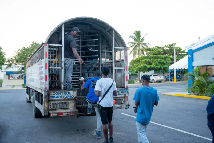 Deportación de extranjeros en operativos migratorios.