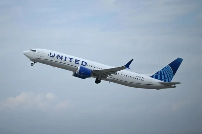 Avión de United Airlines impacta camión en autopista.