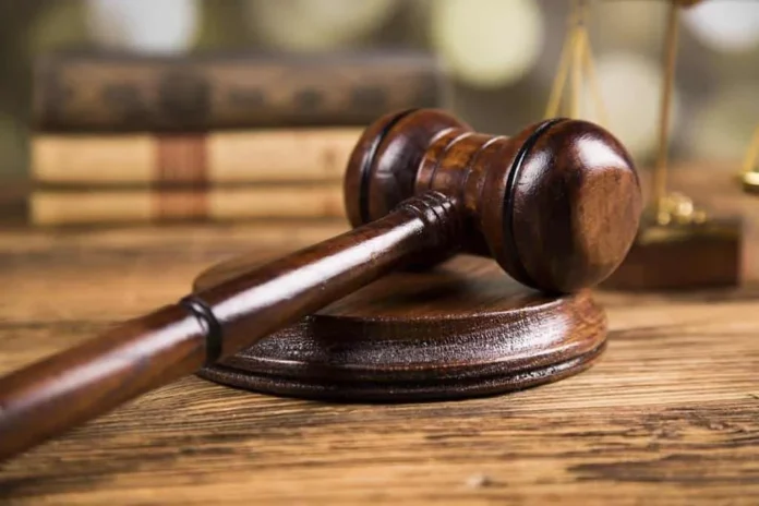 Hombre arrestado por adulterar bebidas alcohólicas