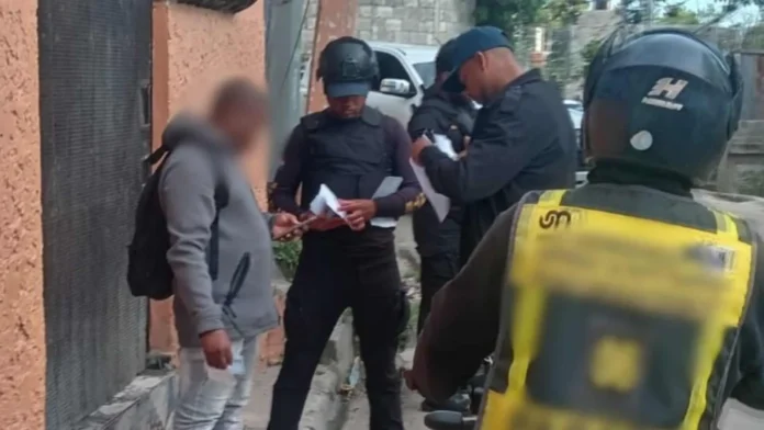 Detención y deportación de indocumentados en operativos.