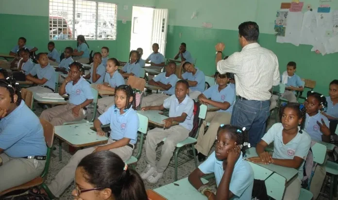 Maestros enfrentan evaluación y formación obligatoria.