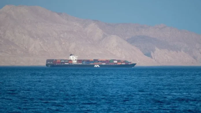 Estados Unidos escolta barcos en Ormuz.