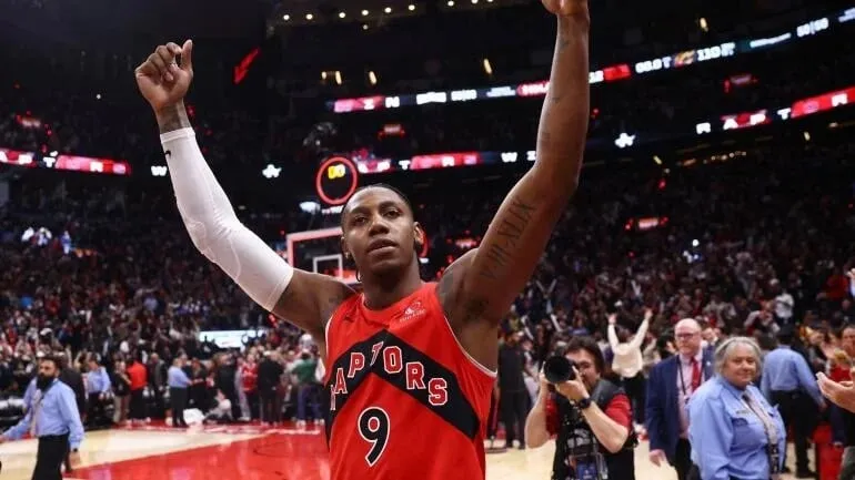 RJ Barrett anota triple decisivo para Raptors