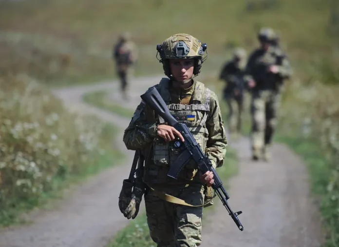 Ucrania duplica salarios de infantería militar.