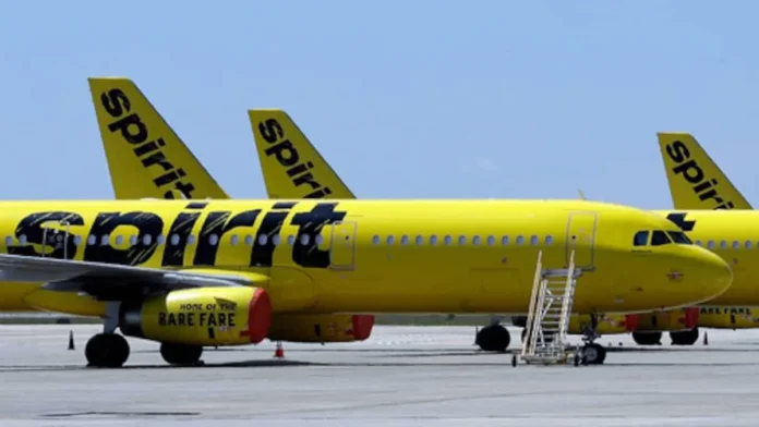 Spirit Airlines cierra operaciones por crisis financiera.