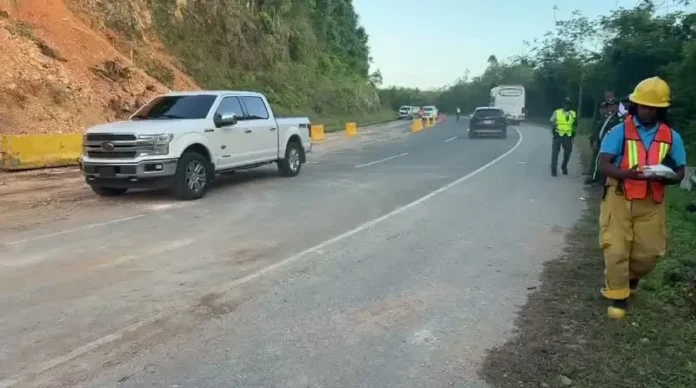 Restablecimiento de tránsito en carretera Juan Pablo II