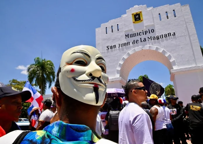 Policía dispersa manifestación en San Juan.