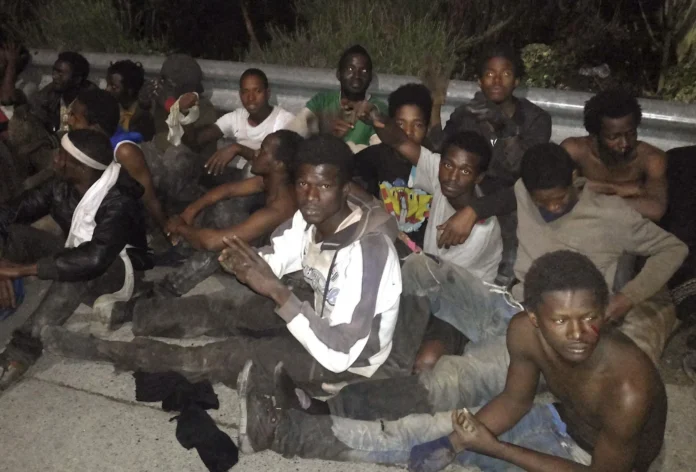 Mujeres migrantes mueren asfixiadas en bote