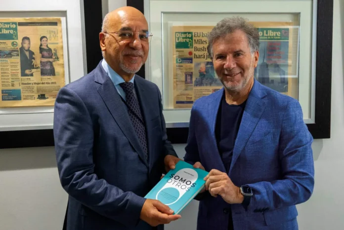 Aníbal de Castro recibe libro de Roitberg.