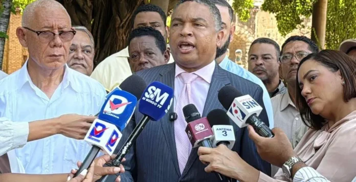 Ex senador Iván Lorenzo critica recortes políticos.