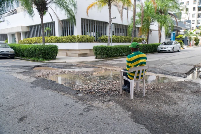 Fuga de agua en calle de Naco