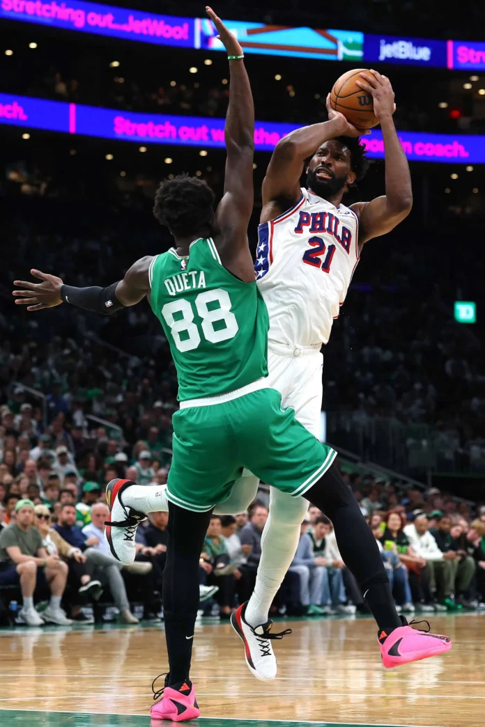 Embiid celebra la victoria de los Sixers.