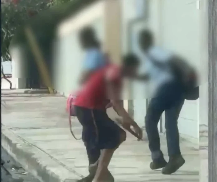Estudiantes en escuela con incidente de arma.